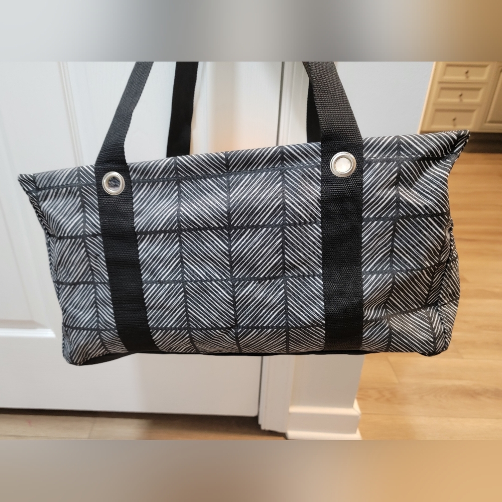 Thirty-One's Medium Utility Tote- in excellent condition. - Picture 3 of 8
